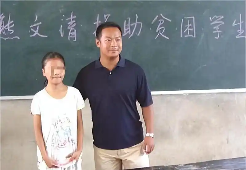 举重比赛选手当场死亡_举重运动员事故_车祸发生举重冠军救人