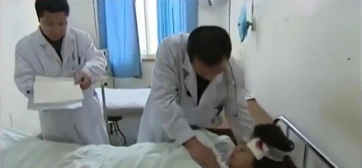 车祸发生举重冠军救人_举重事故死亡_举重事故恐怖视频
