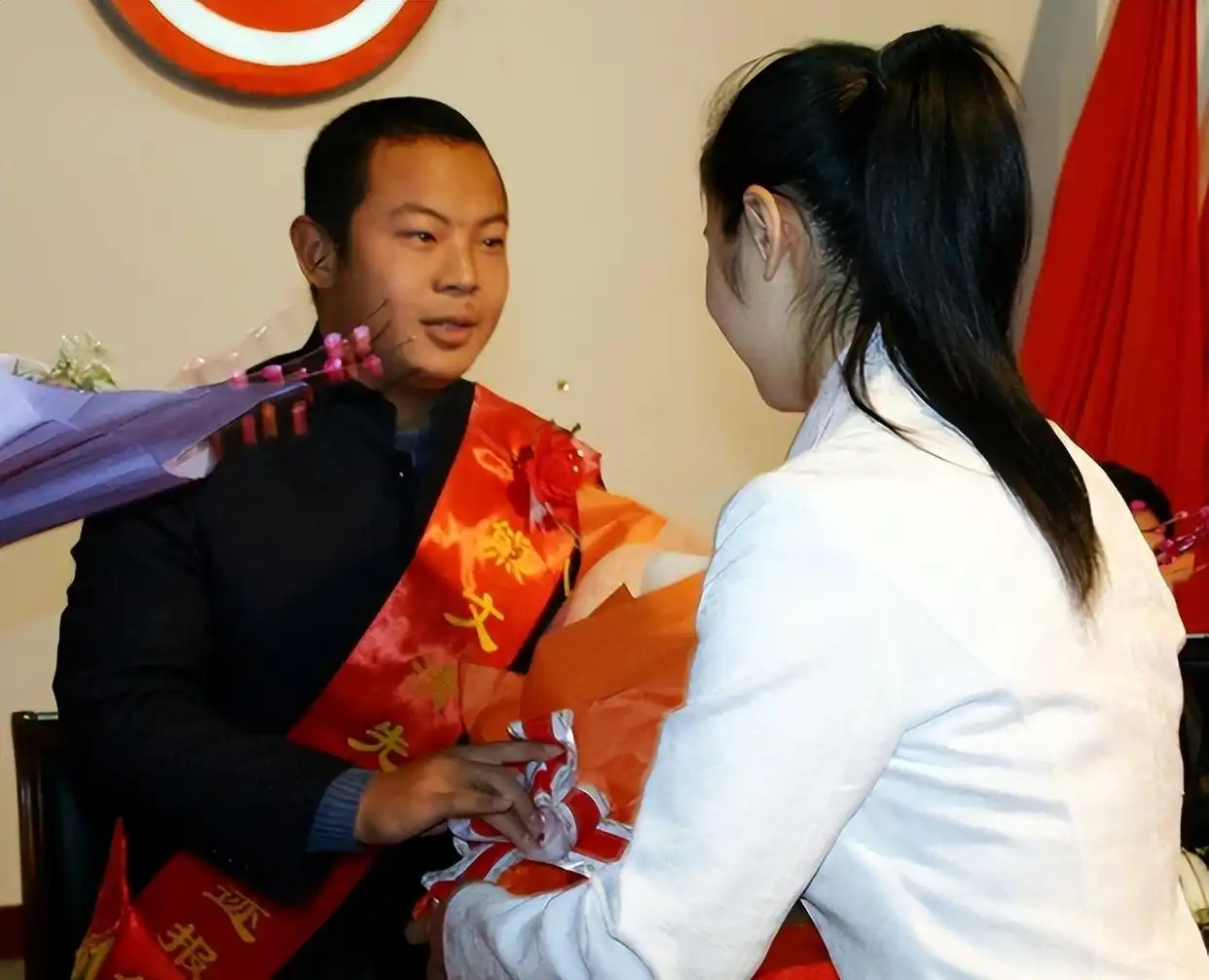 举重事故恐怖视频_举重事故死亡_车祸发生举重冠军救人