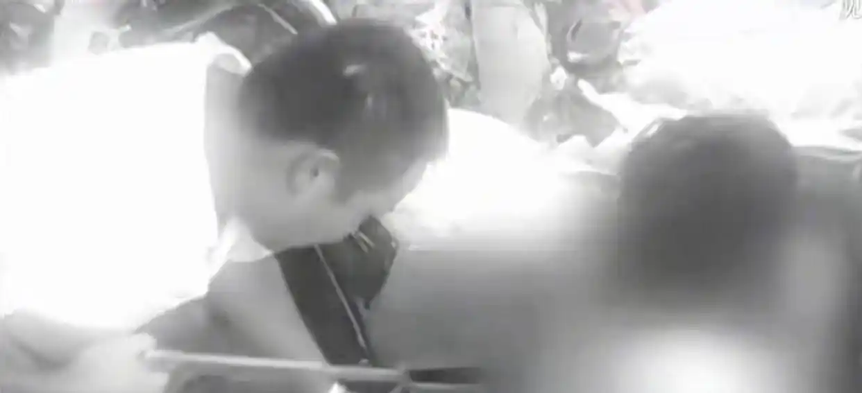 举重事故死亡_车祸发生举重冠军救人_举重事故恐怖视频