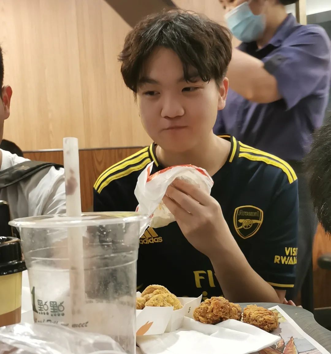 世界足坛帅哥_足球界十大帅哥_历史上足球帅哥