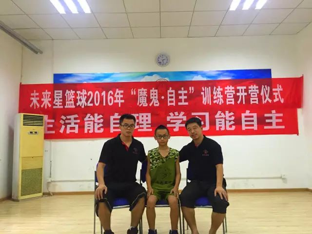 篮球比赛中犯规有_篮球中容易犯的规则有_篮球犯规则容易有中锋吗