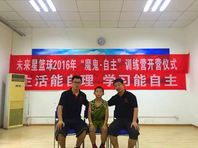 篮球比赛中犯规有_篮球中容易犯的规则有_篮球犯规则容易有中锋吗