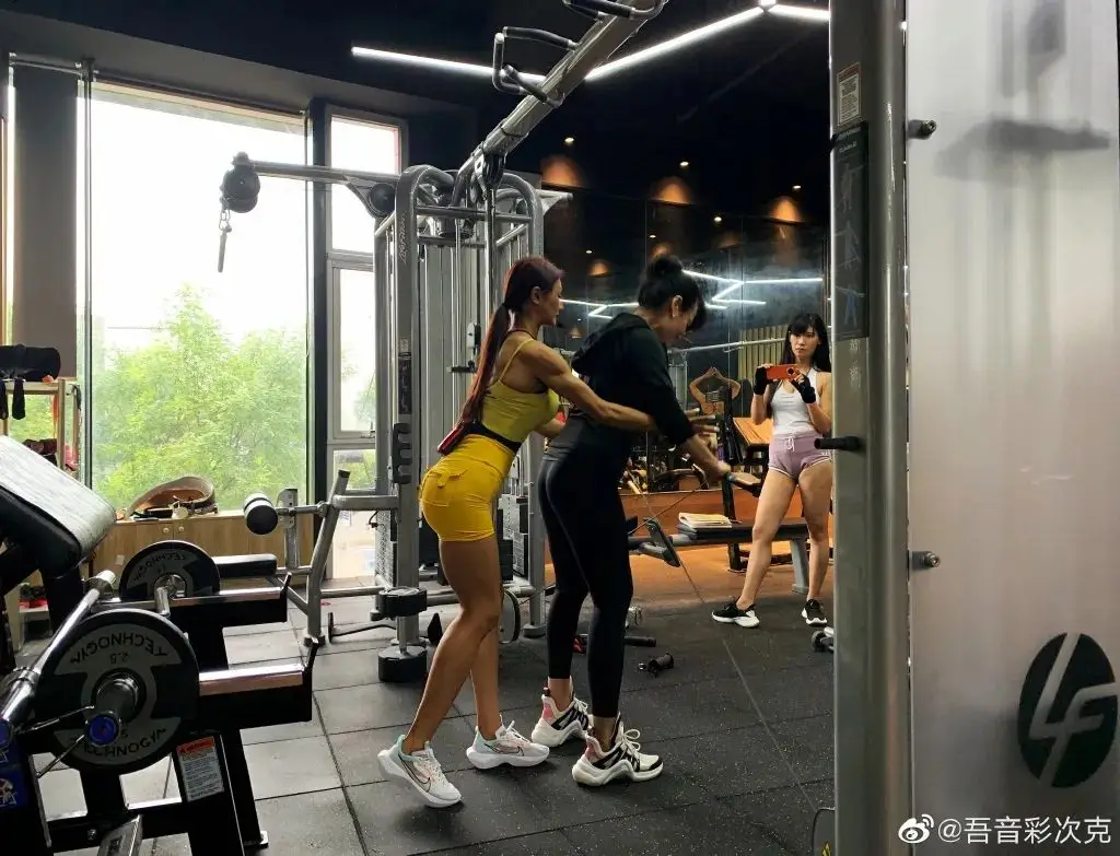 比基尼健美小姐姐_健身比基尼小姐_小姐比基尼健身图片