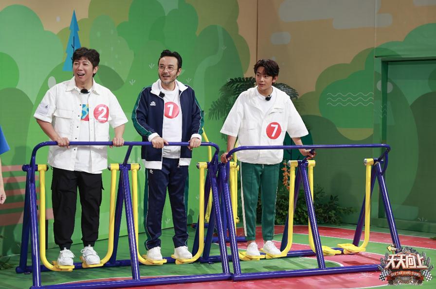 小学生体操领操员_小学生体操运动员_体操小