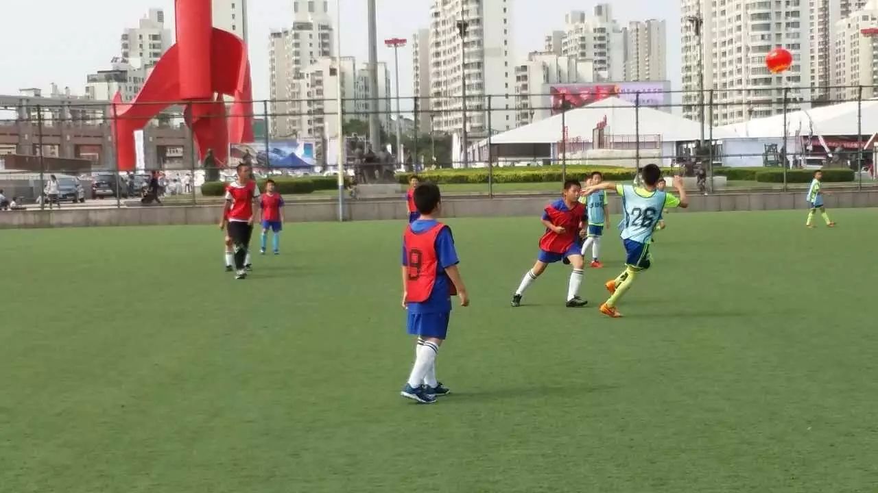 中学生篮球花式规则比赛教案_中学生花式篮球比赛规则_中学生花样篮球视频教程