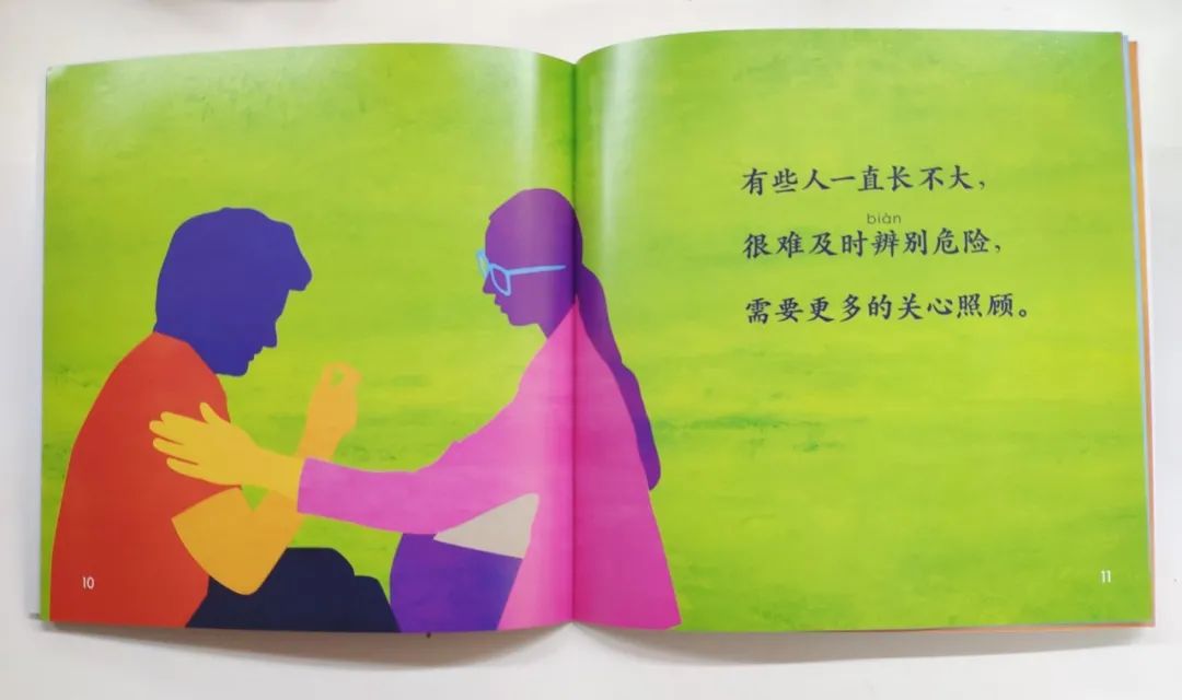 蓝眼睛儿童踢足球技巧教学_足球踢眼睛上看东西模糊_足球踢眼睛上