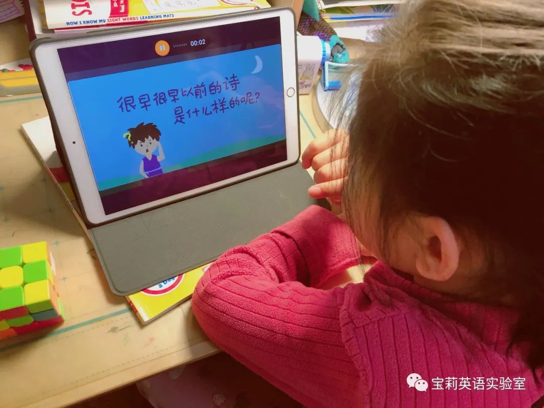 足球踢眼睛上_足球踢眼睛上看东西模糊_蓝眼睛儿童踢足球技巧教学