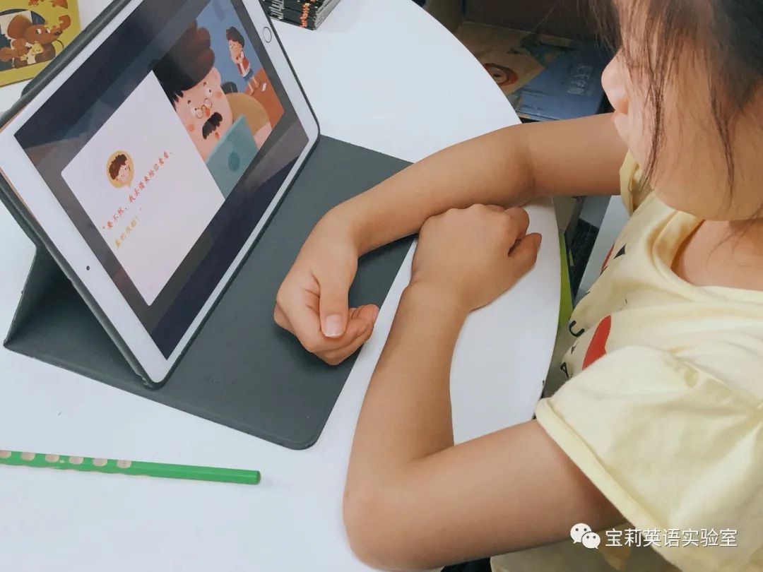 足球踢眼睛上看东西模糊_足球踢眼睛上_蓝眼睛儿童踢足球技巧教学