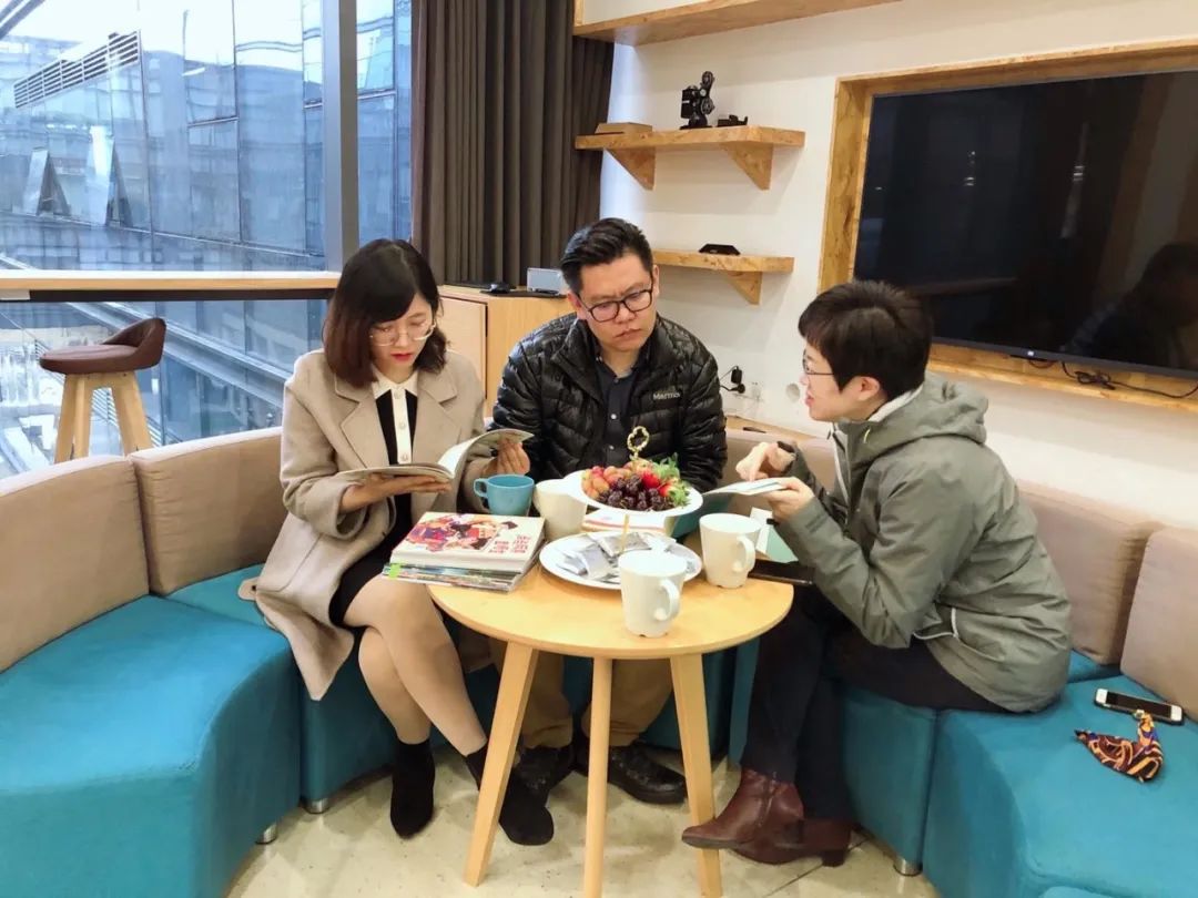 蓝眼睛儿童踢足球技巧教学_足球踢眼睛上看东西模糊_足球踢眼睛上
